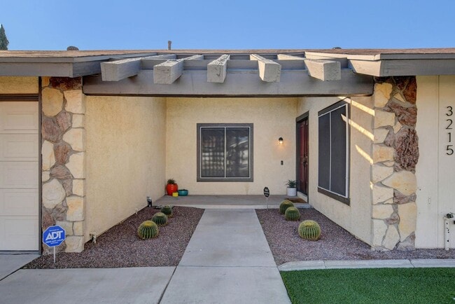 Building Photo - Fully Furnished, One Story, Near Strip, All Utilities Included with Flexible Lease Terms