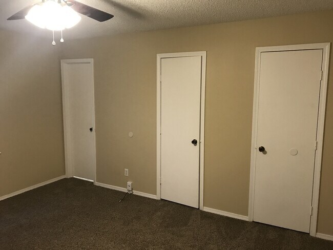 Building Photo - 3 Bedroom 2 Bathroom across from Kickapoo High School $1,495!