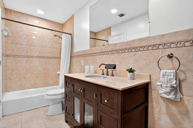 Building Photo - 2365 NE 195th St