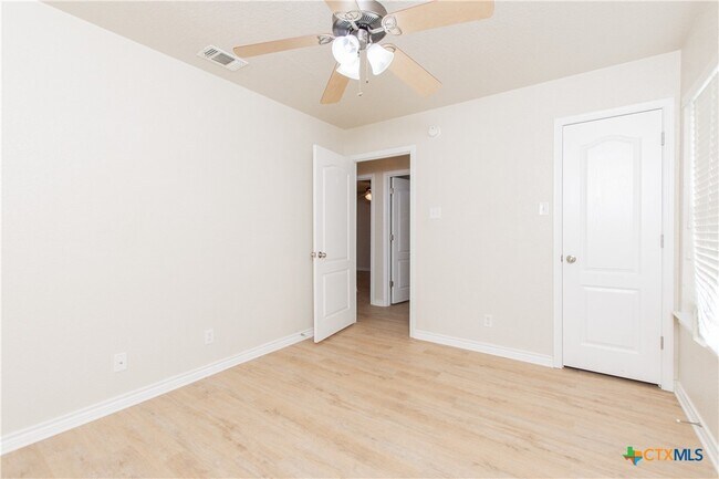 Building Photo - 404 Rowdy Dr