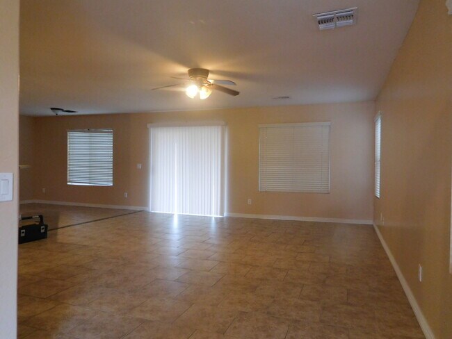 Building Photo - Amazing 4 bedrooms, 3 bathrooms house in P...