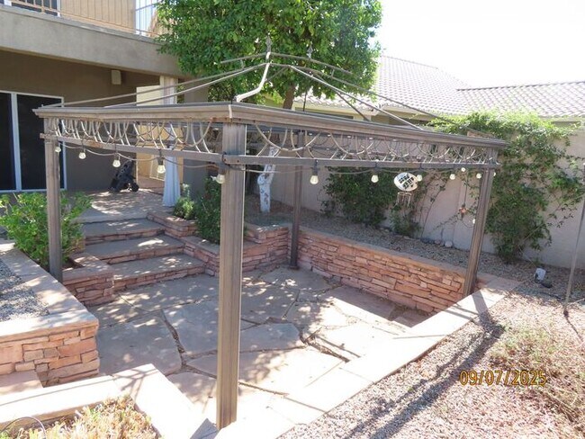 Building Photo - 4 Bedroom 2.5 Bath w/3 Car Garage in Super...