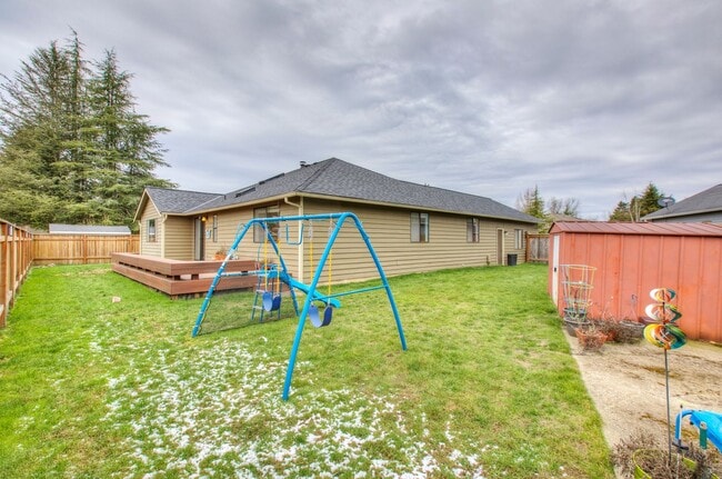 Building Photo - Bright & Spacious Rambler off of Cul-de-Sac