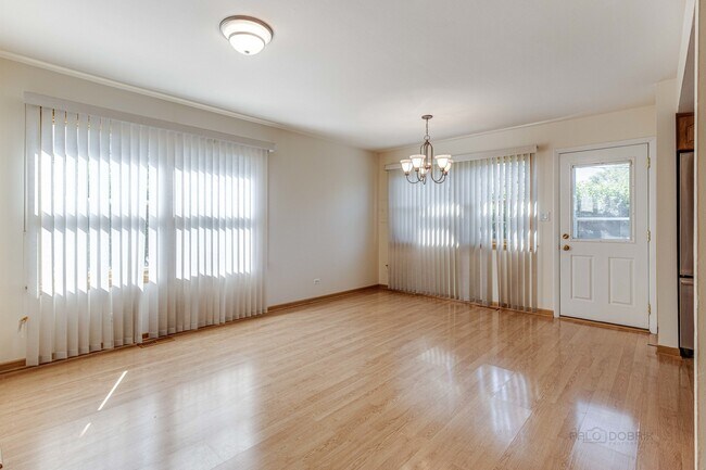 Building Photo - 317 E Valley Ln