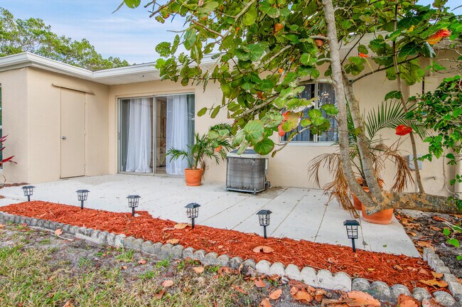 Building Photo - 8799 Bella Vista Dr