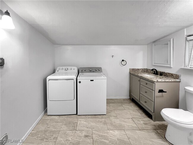 Building Photo - 2210 Parkview Dr