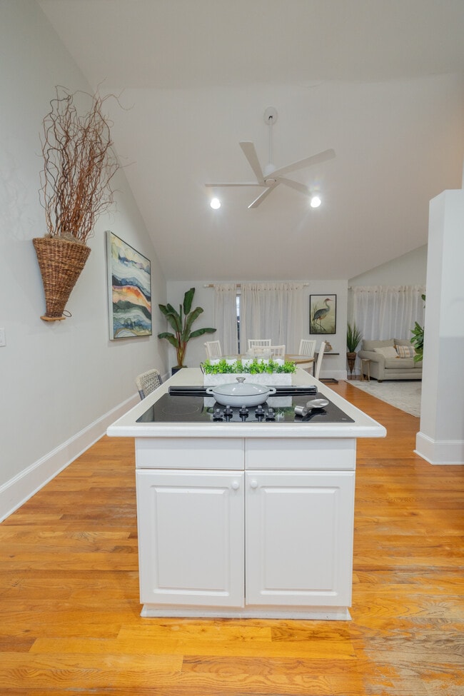 Building Photo - 944 Lakeview Dr