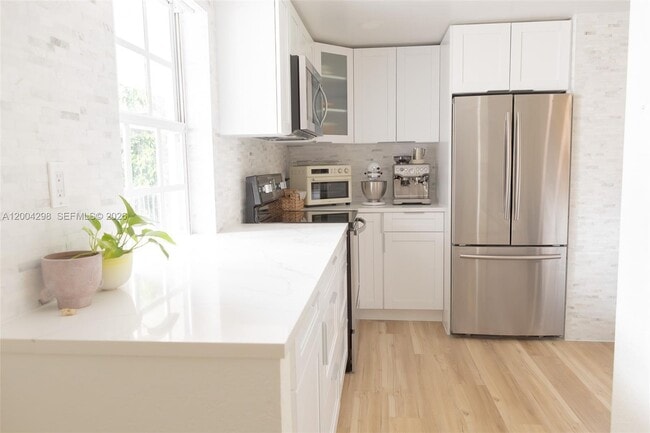 Building Photo - 3250 N Palm Aire Dr