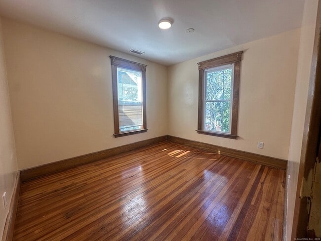 Building Photo - 28 E Pearl St