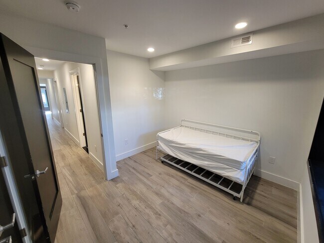 Building Photo - 724 Taylor St NW