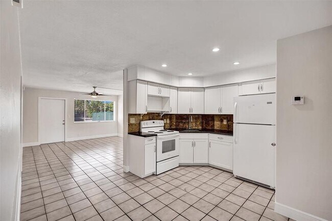 Building Photo - 2175 NE 56th St