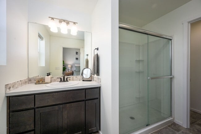 Building Photo - Freshly Updated 3Bed Home: Community Pool ...