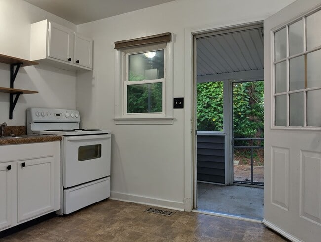 Building Photo - Lovely single family home available in the...