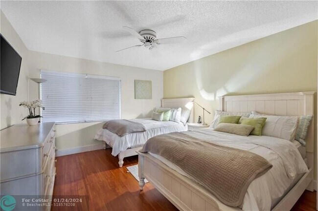 Building Photo - 812 E Cypress Ln