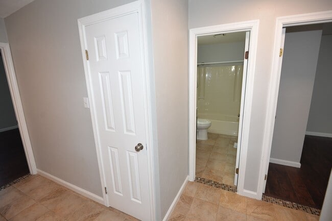 Building Photo - 3 Bedroom Townhome in Kempsville Lakes