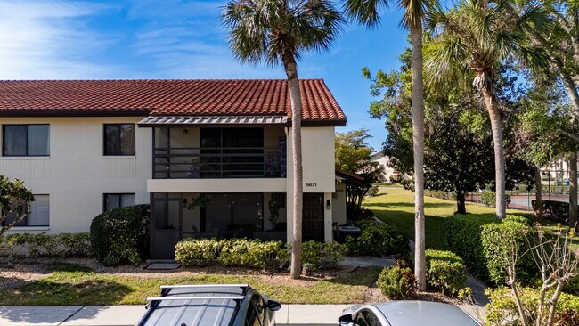 Building Photo - "Discover Serenity: Spacious 2-Bed, 2-Bath Condo in Vibrant Sarasota!"