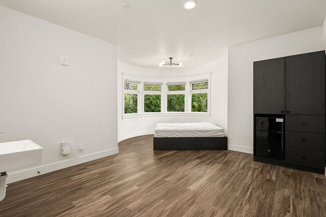 Building Photo - Roost on 17th - Rooming House