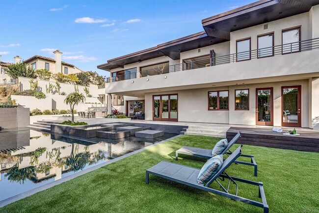 Building Photo - 8070 La Jolla Scenic Dr N