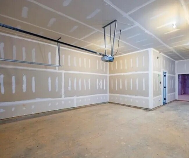 Building Photo - End-Unit Townhome w/3BR + 2-Car Garage + Balcony