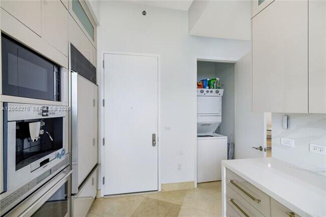 Building Photo - 16001 Collins Ave