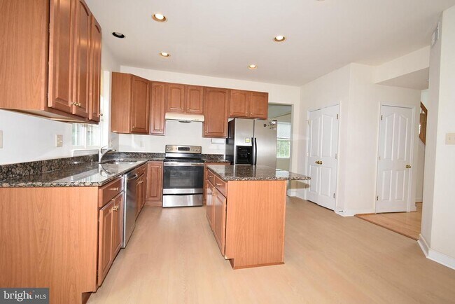 Building Photo - 8223 Edge Hill Ln