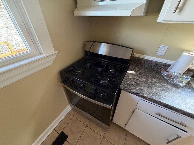 Building Photo - 2 Bedroom Brick House, Covered Porch, Hardwood floors, Central HVAC