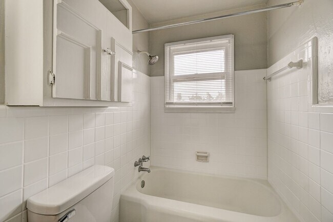 Building Photo - 2 Bed 1 Bath Duplex in MWC