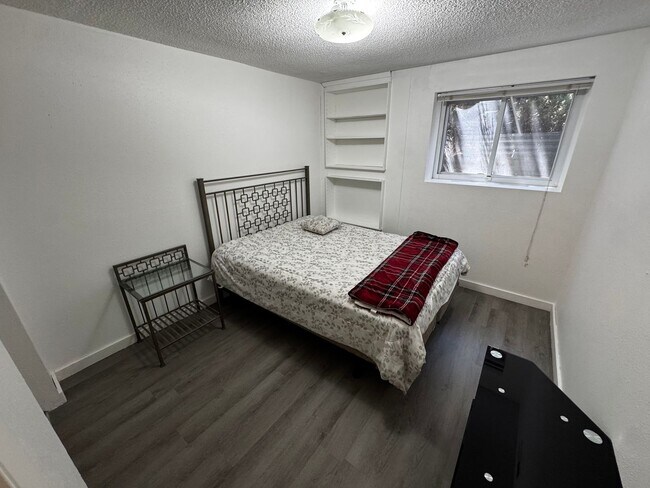 Building Photo - Spacious Aurora Home