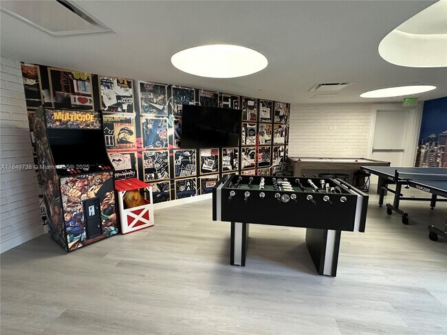 Building Photo - 21200 Point Pl