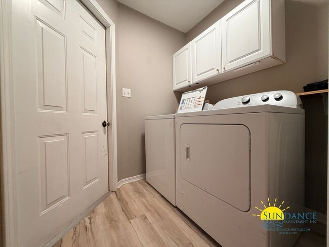 Building Photo - Charming Custom Details & Cul-de-Sac Living in Mary Esther!