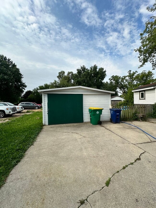 Building Photo - 4 Bed Room 2 Bath Big Yard