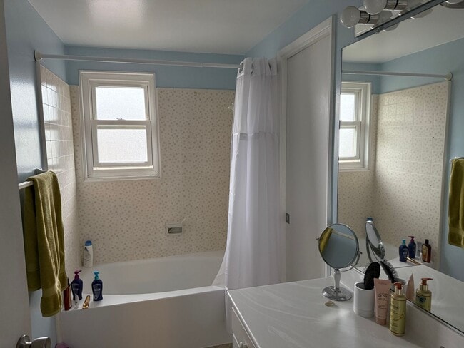 Building Photo - Spacious 2 BED/ 1.5 BATH in Encino Royal (...
