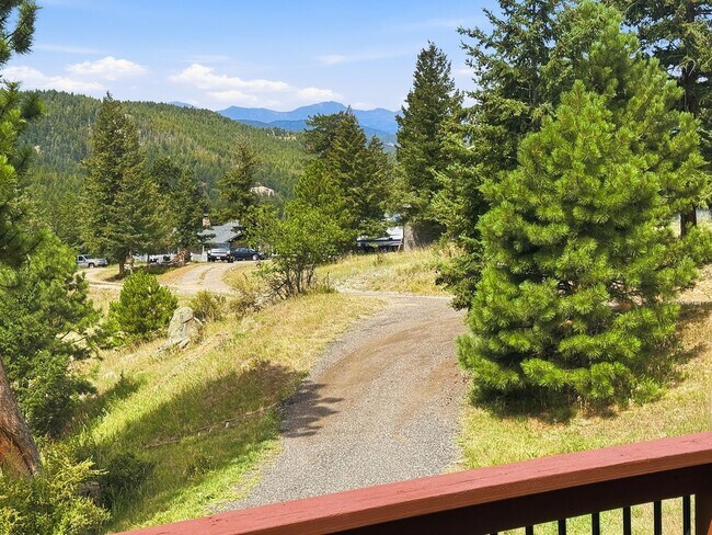 Building Photo - Beautiful mountain home