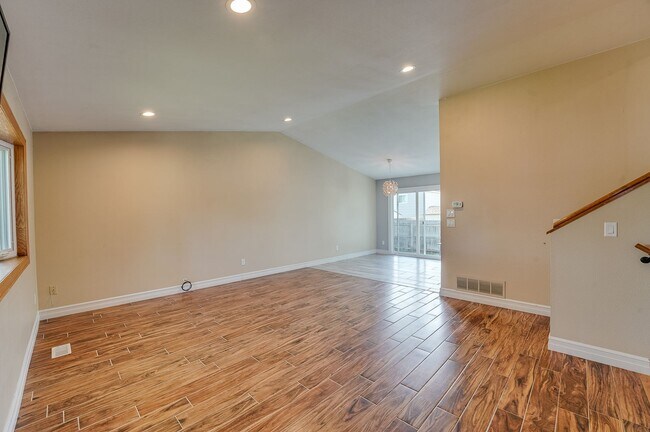 Building Photo - Cute 3 Bedroom 2 Bathroom Home