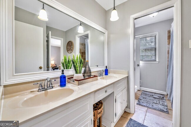 Building Photo - 801 Mockingbird Ln