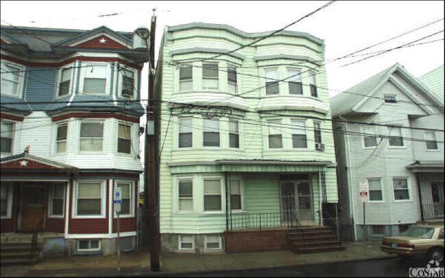 Building Photo - 300 Elm St