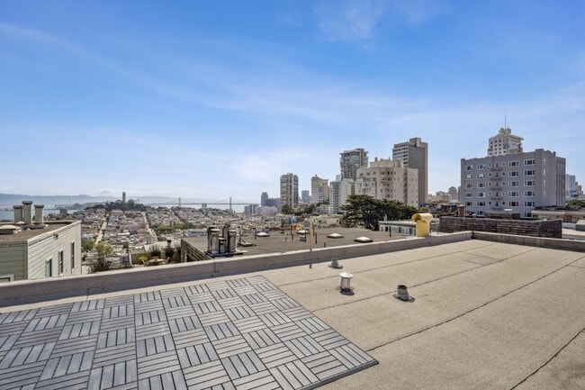 Building Photo - 2124 Hyde St