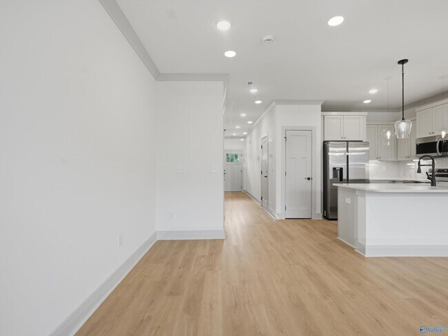 Building Photo - 6 Whispering Oak Dr SW