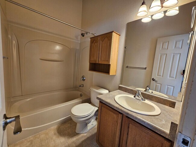 Building Photo - 3 Bed 4 bath Townhome in University Village!