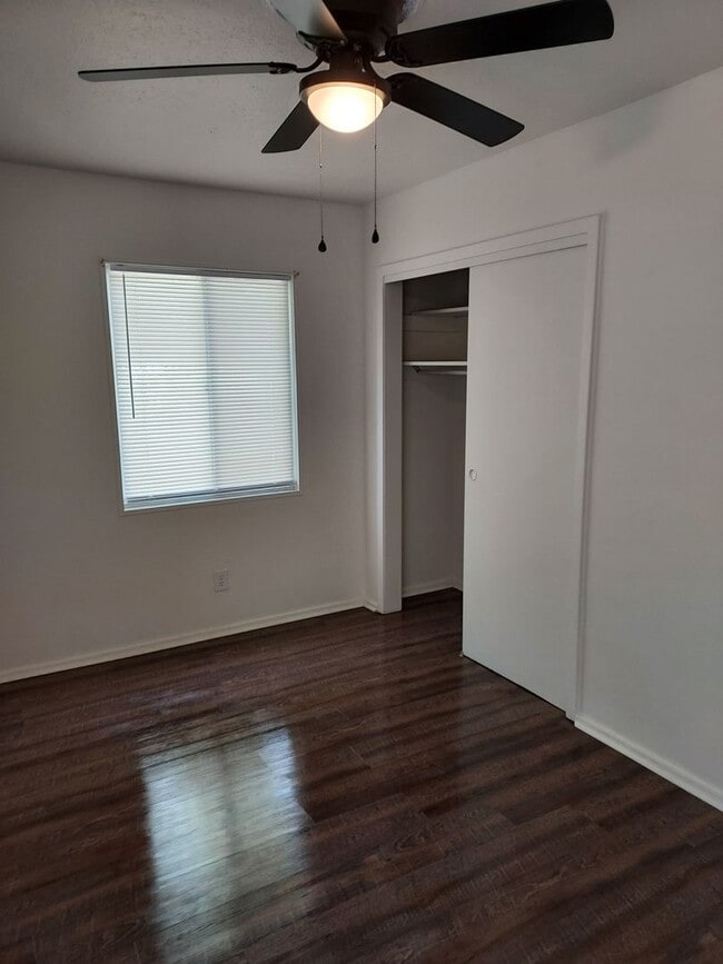 Building Photo - Newly remodeled 3/1 walking distance to re...