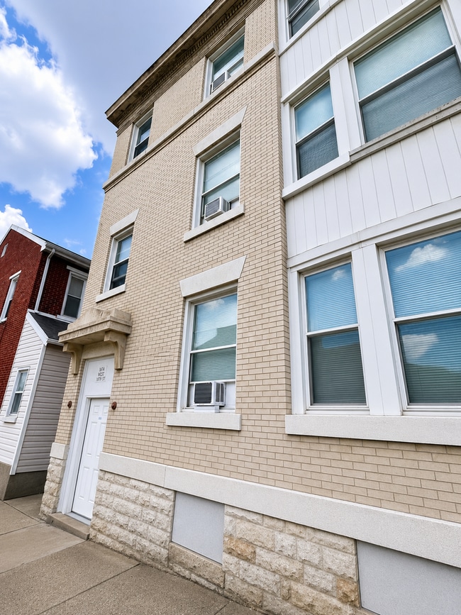 Building Photo - 512 S Millvale Ave