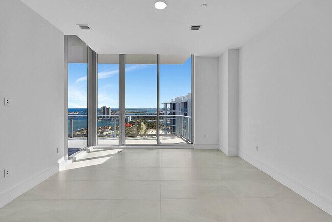 Building Photo - 220 Lake Shore Dr