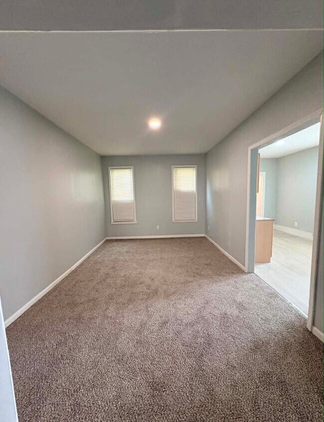 Building Photo - 668 Pingree St