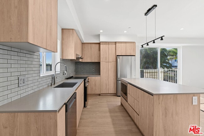 Building Photo - 2521 S Orange Dr