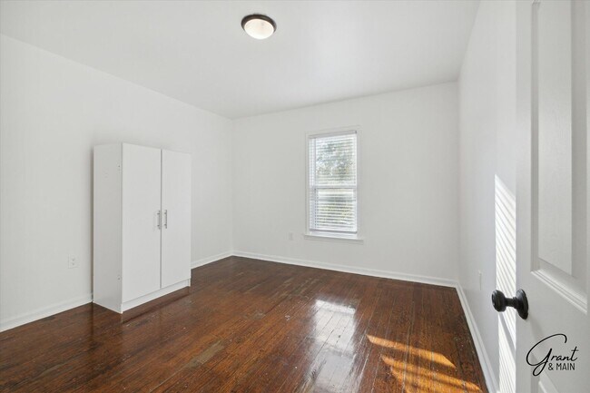 Building Photo - $1650 - Large 4 Bedroom, Renovated Home