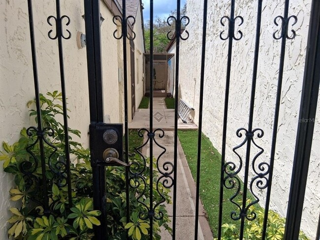 Building Photo - 12213 Saddle Strap Row