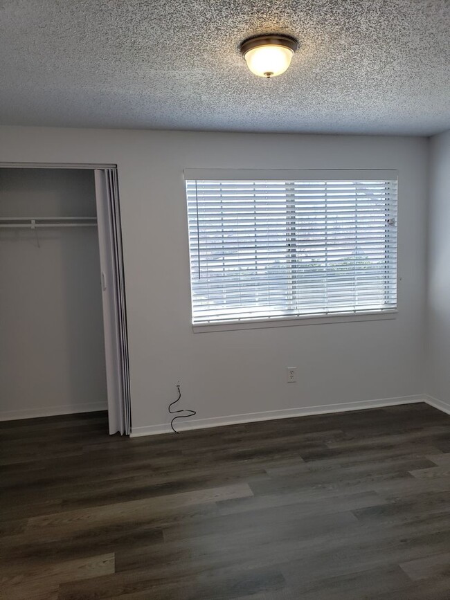 Building Photo - 2 Bedroom Townhome - Spacious!