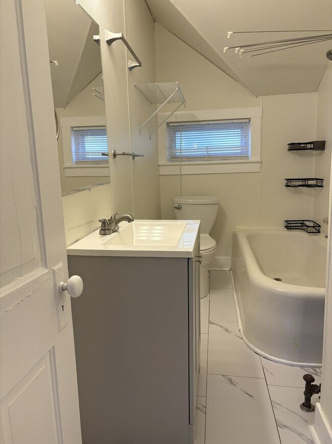 Building Photo - 526 E Eighth Street