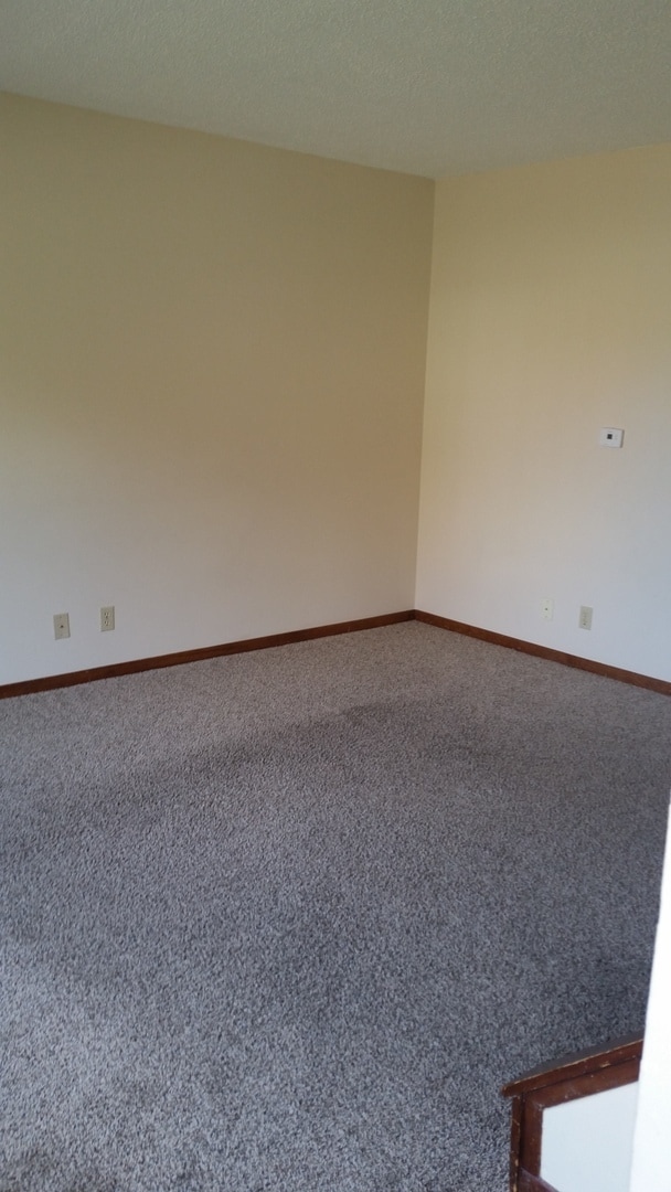 Building Photo - 2 Bedroom, 1.5 Bath Townhouse in Clinton, IA