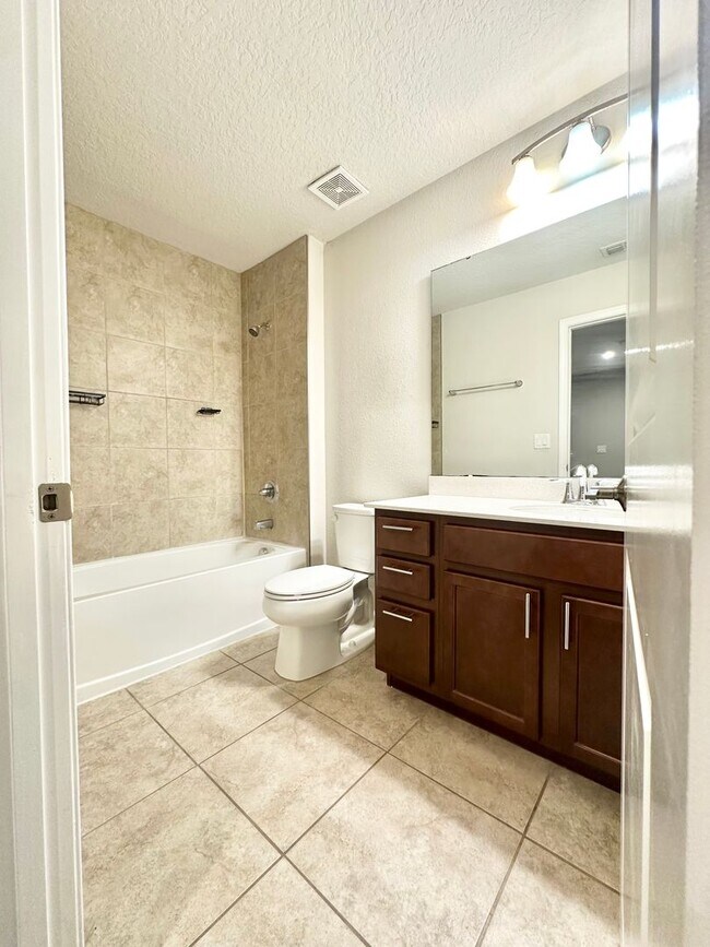 Building Photo - Modern 3-Bedroom Townhome in Gated Communi...